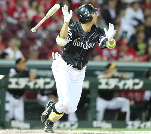 広島対ソフトバンク　9回表ソフトバンク1死二塁、福田秀平は左越えに2点本塁打を放つ（撮影・梅根麻紀）