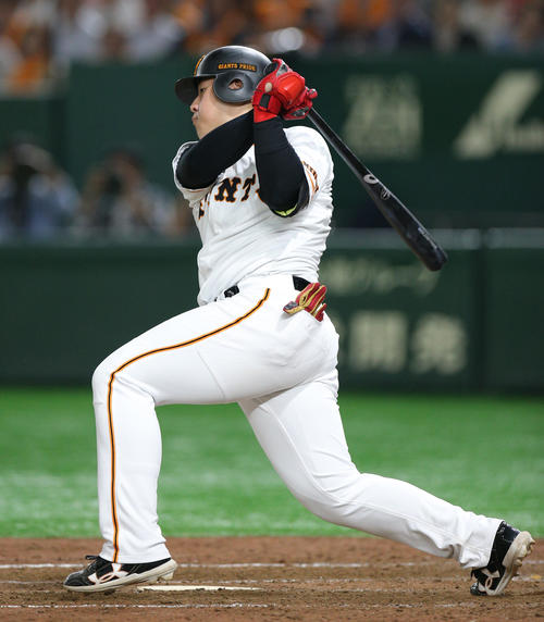 巨人対ロッテ　5回裏巨人2死二塁、勝ち越し適時打を放つ岡本（撮影・中島郁夫）