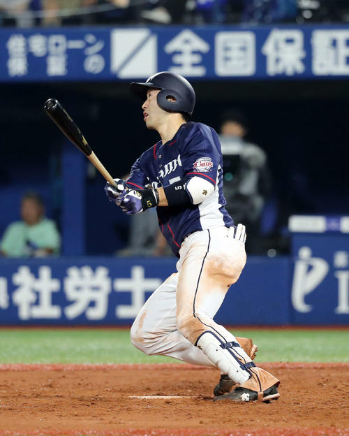DeNA対西武　5回表西武2死、外崎は左越え本塁打を放つ（撮影・鈴木正人）
