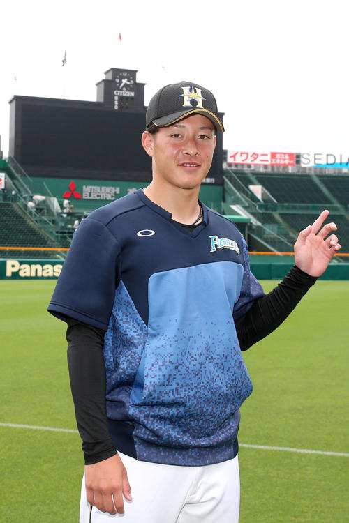 阪神対日本ハム　日本ハム吉田輝は甲子園球場に入り笑顔を見せる（撮影・上山淳一）