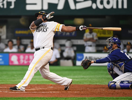 6日、中日戦で左中間にソロ本塁打を放つデスパイネ（撮影・今浪浩三）