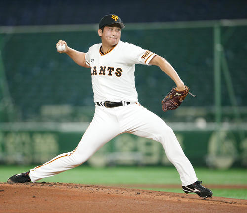試合前の東京ドームのマウンドで念入りに投球練習する巨人菅野（撮影・中島郁夫）
