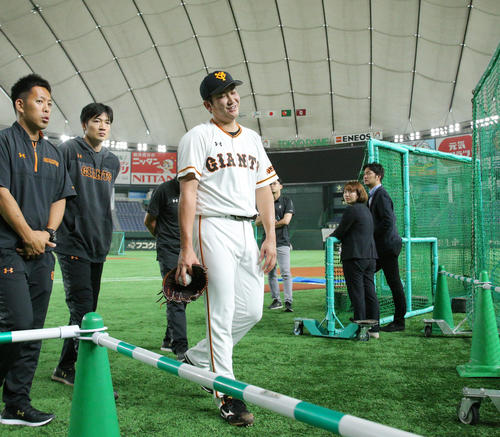 投球練習を終え苦笑いしながらダッグアウトへ戻る巨人菅野（撮影・中島郁夫）