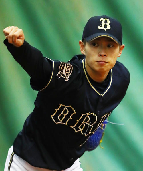 試合が雨天中止となり室内練習場で調整するオリックス山岡（撮影・足立雅史）