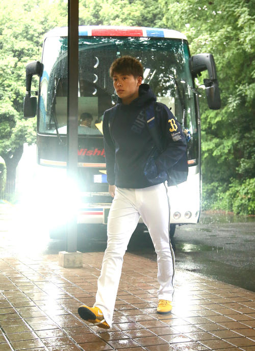 試合が雨天中止となり室内での練習に臨むオリックス山岡（撮影・足立雅史）