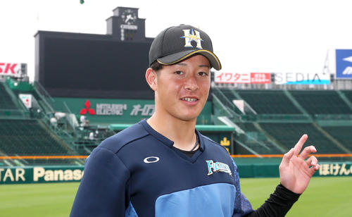 日本ハム吉田輝星は甲子園球場に入り笑顔を見せる（撮影・上山淳一）
