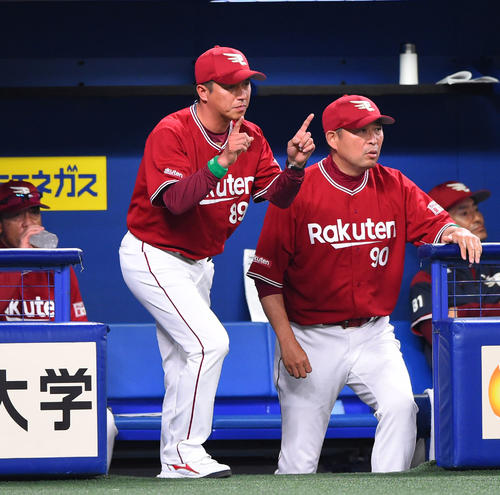 中日対楽天　2回裏中日無死二塁、三塁のタッチプレーにリクエストする平石洋介監督（撮影・森本幸一）