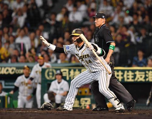 広島対日本ハム　　6回裏阪神2死二、三塁、有原航平の暴投で三塁走者の大山悠輔に生還を促す原口文仁（撮影・上田博志）