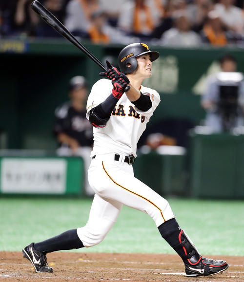 巨人対ロッテ　4回裏巨人2死一塁、若林はプロ1号の右越え2点本塁打を放つ（撮影・浅見桂子）