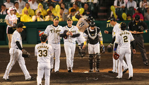 阪神対日本ハム　7回表日本ハム無死二、三塁、西勇輝は大田泰示に中犠飛を打たれ3－2とされ苦笑いする（撮影・上山淳一）