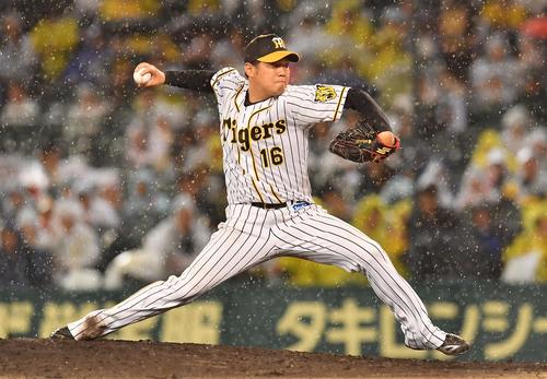 広島対日本ハム　　7回、雨の中を投球する西（撮影・上田博志）