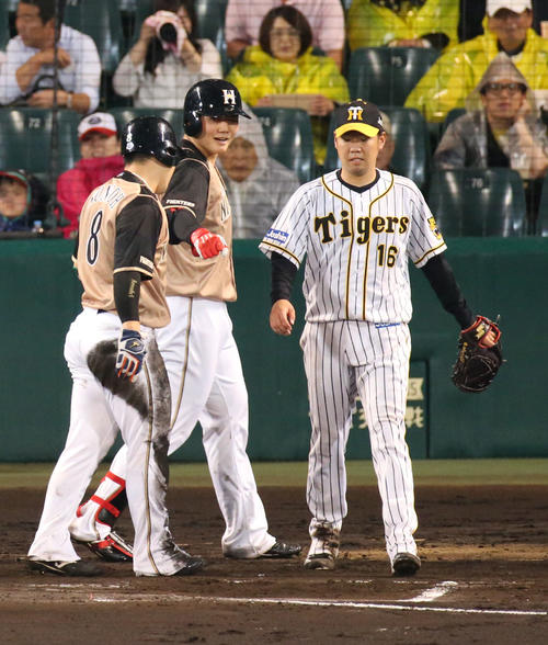阪神対日本ハム　6回表日本ハム1死一塁、西勇輝（右）は中田翔に右適時二塁打を浴びる（撮影・上山淳一）