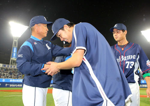 DeNA対西武　試合に勝利し辻発彦監督（左）と握手する高橋光（撮影・鈴木正人）