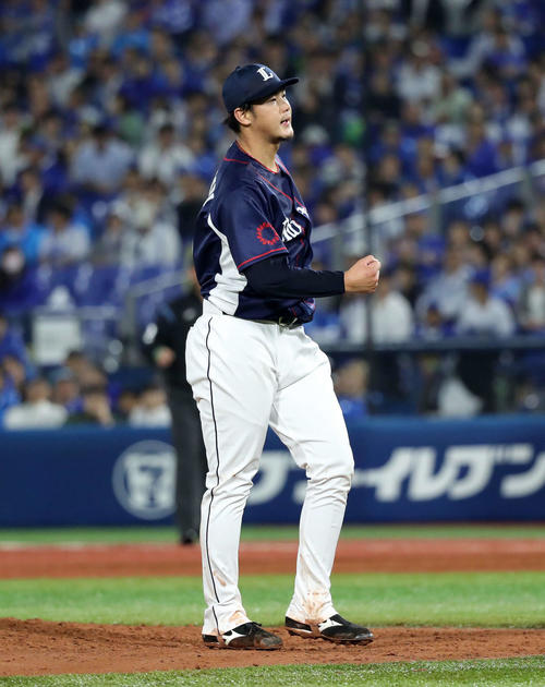 DeNA対西武　6回裏DeNAの攻撃を抑えガッツポーズする西武高橋光（撮影・鈴木正人）
