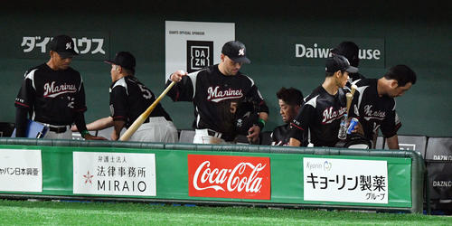巨人対ロッテ　試合に敗れ肩を落とすロッテナイン（撮影・滝沢徹郎）