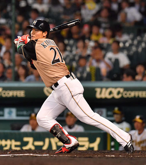 広島対日本ハム　4回表日本ハム1死三塁、先制の中犠飛を放つ清宮幸（撮影・上田博志）