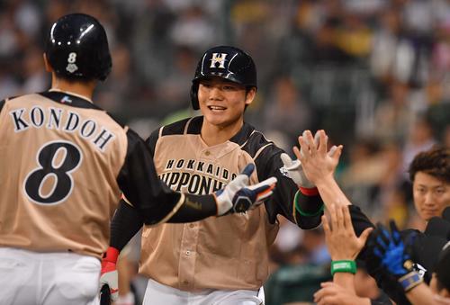 広島対日本ハム　4回表日本ハム1死三塁、中犠飛を放った清宮はナインの出迎えに笑顔を見せる（撮影・上田博志）