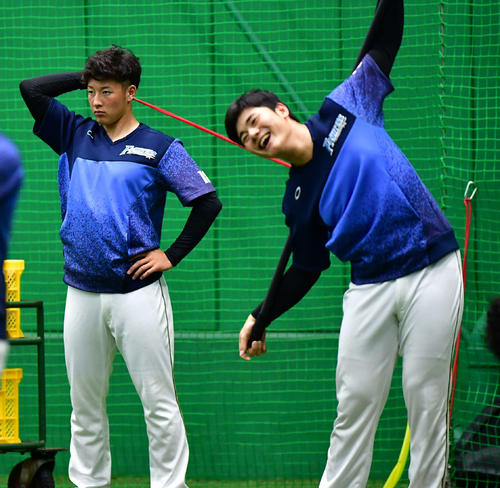 阪神対日本ハム　1軍に合流する吉田輝（左）、右は清宮（撮影・清水貴仁）