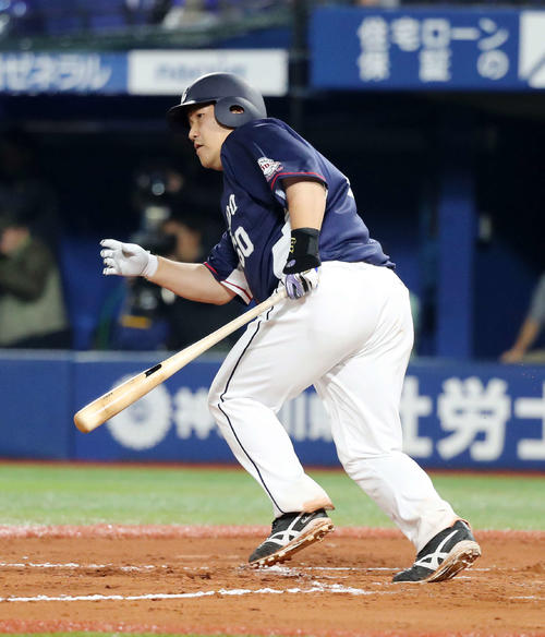 DeNA対西武　7回表西武2死三塁、中村は左前適時打を放つ（撮影・鈴木正人）