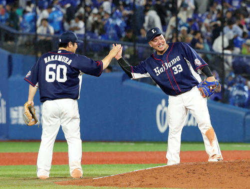 DeNA対西武　試合に勝利し中村（左）とタッチする山川（撮影・鈴木正人）