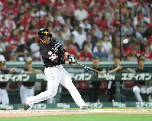 6回表ソフトバンク1死一、二塁、甲斐は中越え2点適時二塁打を放つ（撮影・梅根麻紀）