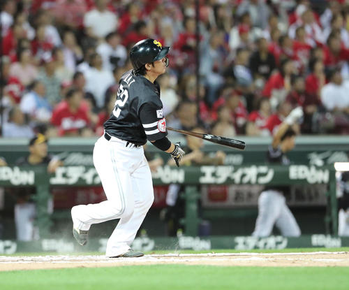 6回表ソフトバンク1死一、二塁、甲斐は中越えに2点適時二塁打を放つ（撮影・梅根麻紀）