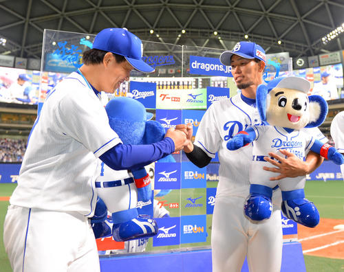 中日対楽天　お立ち台で柳（左）とタッチを交わす藤井（撮影・森本幸一）