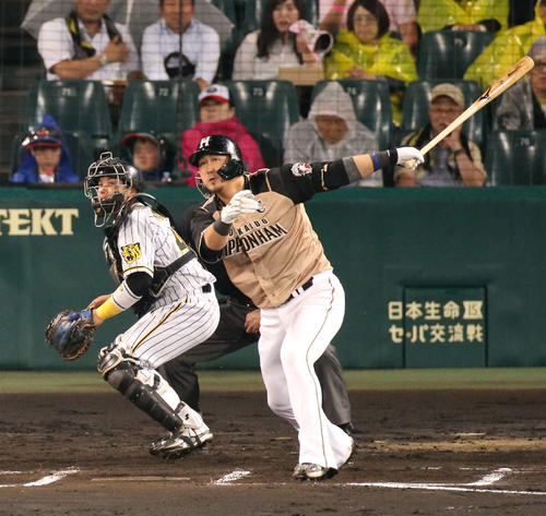 阪神対日本ハム　6回表日本ハム1死一塁、中田は右に適時二塁打を放つ（撮影・上山淳一）