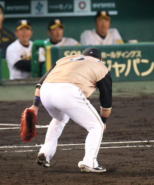 阪神対日本ハム　6回裏阪神1死満塁、中田翔は高山俊の一ゴロをファンブルする（撮影・上山淳一）