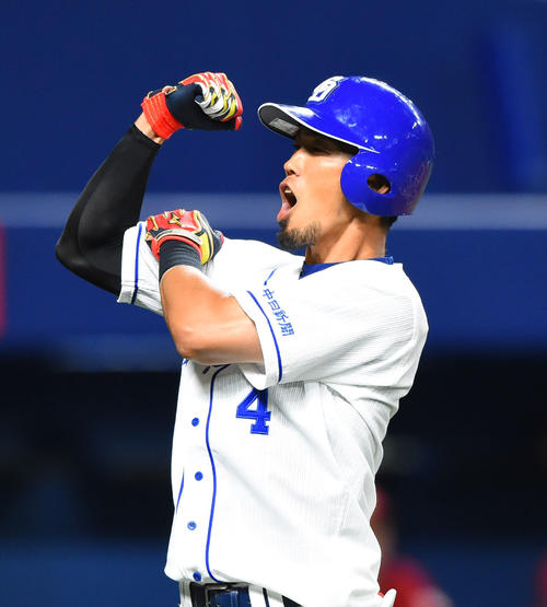 中日対楽天　2回裏中日1死一、三塁、3点本塁打を放ち雄たけびを上げる藤井（撮影・森本幸一）