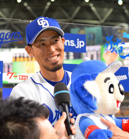 中日対楽天　笑顔でヒーローインタビューに応える藤井淳志（撮影・森本幸一）