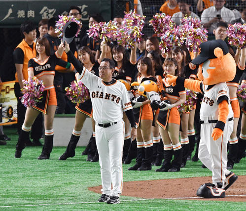 巨人対ロッテ　試合後、ファンの声援に応じる巨人原監督（撮影・滝沢徹郎）