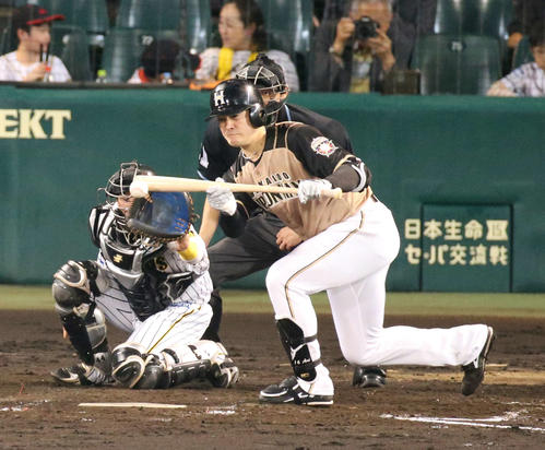 阪神対日本ハム　5回表日本ハム1死一塁、有原は送りバントを決める（撮影・上山淳一）