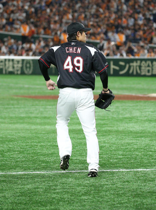 巨人対ロッテ　再度マウンドへ向かうロッテ・チェン（撮影・中島郁夫）
