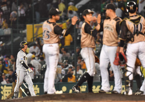 広島対日本ハム　9回裏阪神2死二塁、中飛に倒れ日本ハムナインがハイタッチする中、ベンチに引き揚げる近本光司（撮影・上田博志）