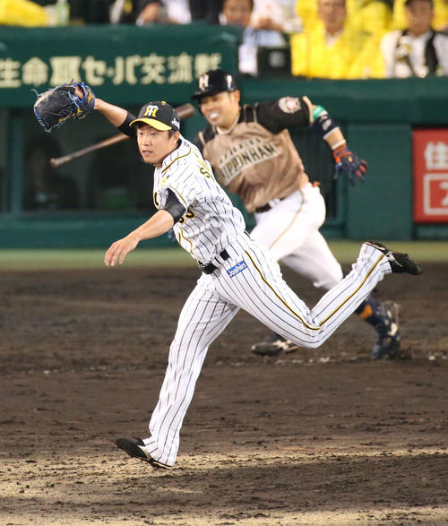 阪神対日本ハム　9回表日本ハム2死三塁、阪神島本浩也（手前）は近藤健介を二ゴロに仕留める（撮影・上山淳一）