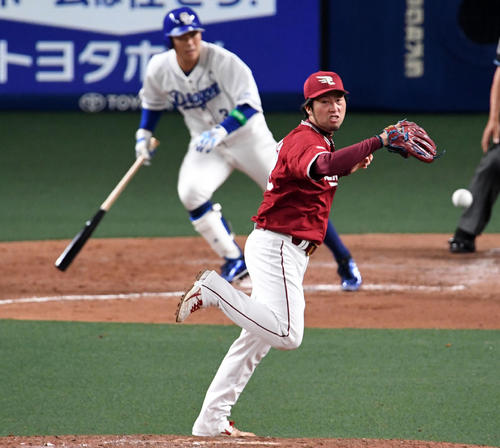 中日対楽天1回戦　4回裏中日2死一、二塁、高橋周平に中前適時打を打たれた西宮悠介（撮影・前岡正明）