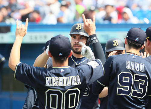 ヤクルト対オリックス　1回表オリックス2死一塁、ロメロは左越え2点本塁打を放ちポーズを決める（撮影・足立雅史）