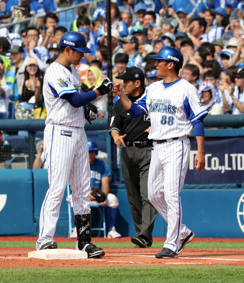 DeNA対西武　2回裏DeNA2死三塁、井納（左）は右前適時打を放ち永池コーチとグータッチ（撮影・鈴木正人）