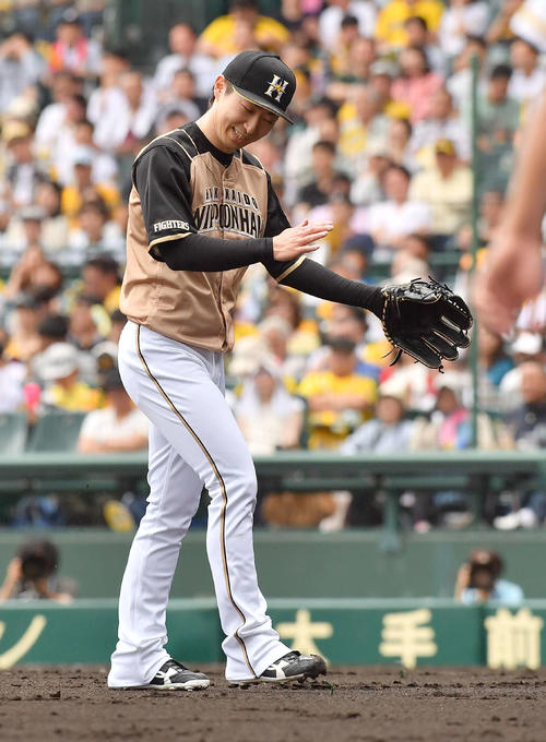 3回裏阪神2死三塁、糸原を二ゴロに打ち取り笑顔を見せる金子（撮影・上田博志）