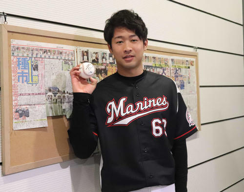 平成最後の初勝利投手としてサインした記念球を手に笑顔のロッテ種市（撮影・久永壮真）