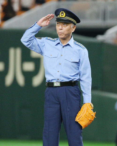 巨人対ロッテ　始球式を行った三浦正充警視総監（撮影・中島郁夫）