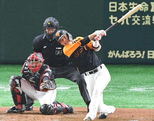 巨人対ロッテ　5回裏巨人無死、坂本勇は同点の中越えソロ本塁打を放つ（撮影・滝沢徹郎）
