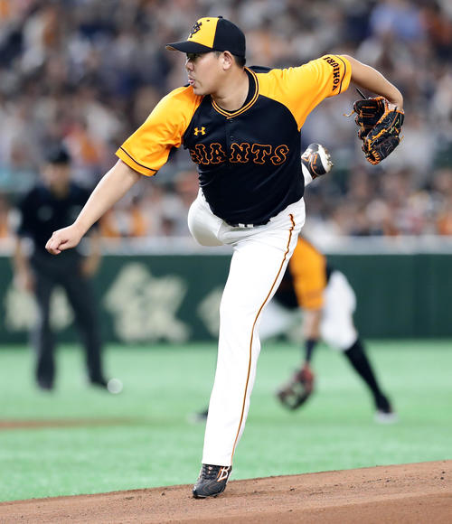 巨人対ロッテ　力投する巨人先発の山口（撮影・浅見桂子）