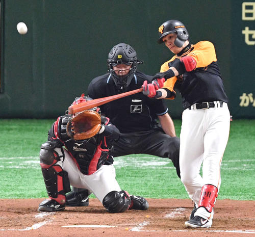 巨人対ロッテ　2回裏巨人1死、陽は先制の右越えソロ本塁打を放つ（撮影・滝沢徹郎）