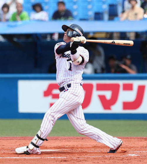 ヤクルト対オリックス　1回裏ヤクルト1死一塁、山田哲は左越え2点本塁打を放つ（撮影・足立雅史）