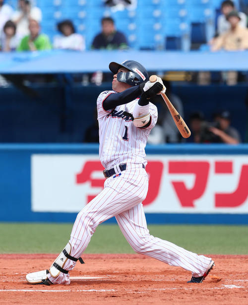 ヤクルト対オリックス　1回裏ヤクルト1死一塁、山田哲は左越え2点本塁打を放つ（撮影・足立雅史）