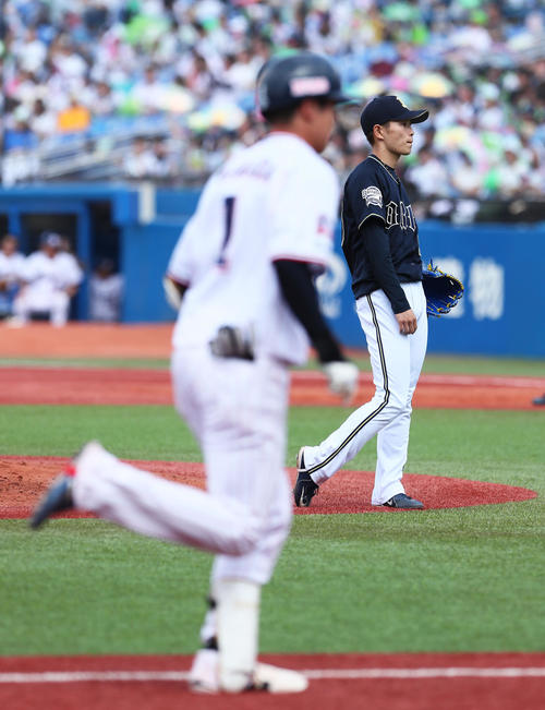 ヤクルト対オリックス　1回裏ヤクルト1死一塁、山田哲（手前）に左越え2点本塁打を浴びる山岡（撮影・足立雅史）