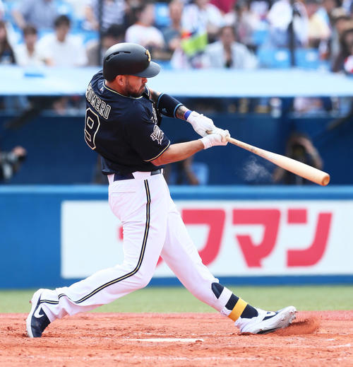 ヤクルト対オリックス　3回表オリックス1死一、三塁、ロメロは2打席連続となる左越え3点本塁打を放つ（撮影・足立雅史）