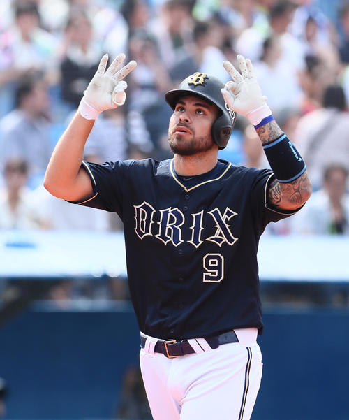 ヤクルト対オリックス　3回表オリックス1死一、三塁、ロメロは2打席連続となる左越え3点本塁打を放ちポーズを決める（撮影・足立雅史）